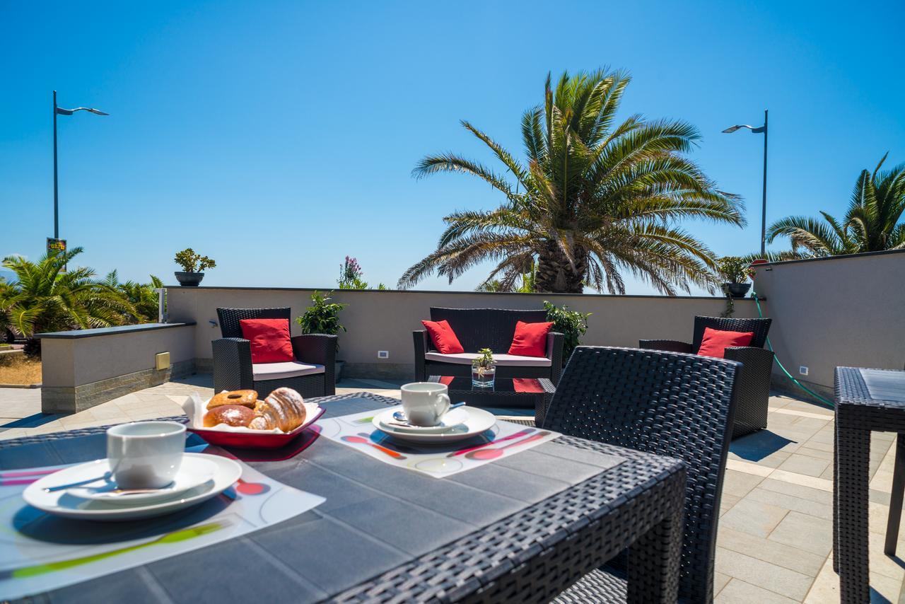Riva Del Sol Bed & Breakfast Santa Teresa Di Riva Bagian luar foto