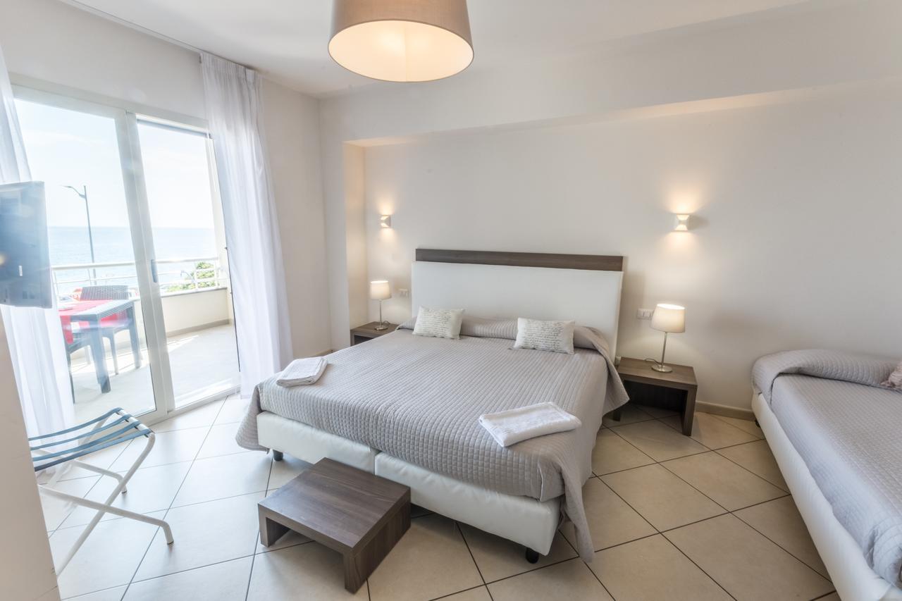 Riva Del Sol Bed & Breakfast Santa Teresa Di Riva Bagian luar foto